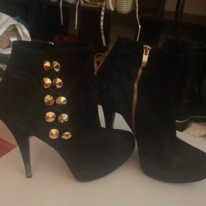 VINCE CAMUTO BOOTIES